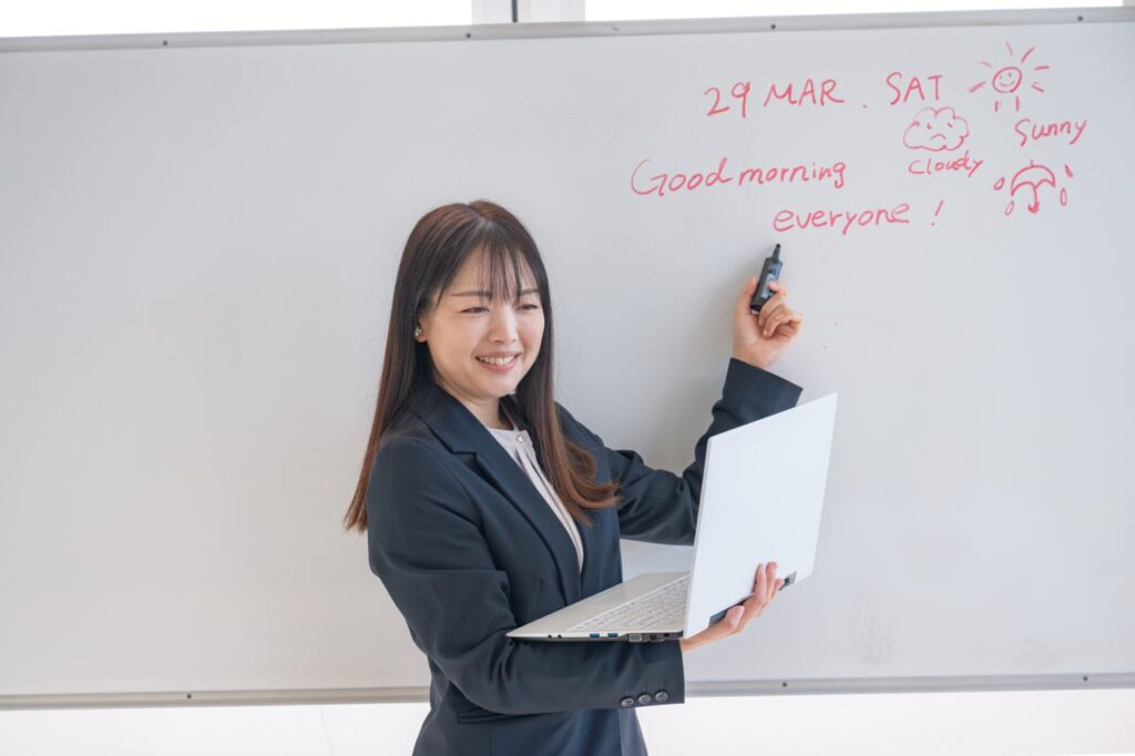 英語を教える女性講師（写真AC）