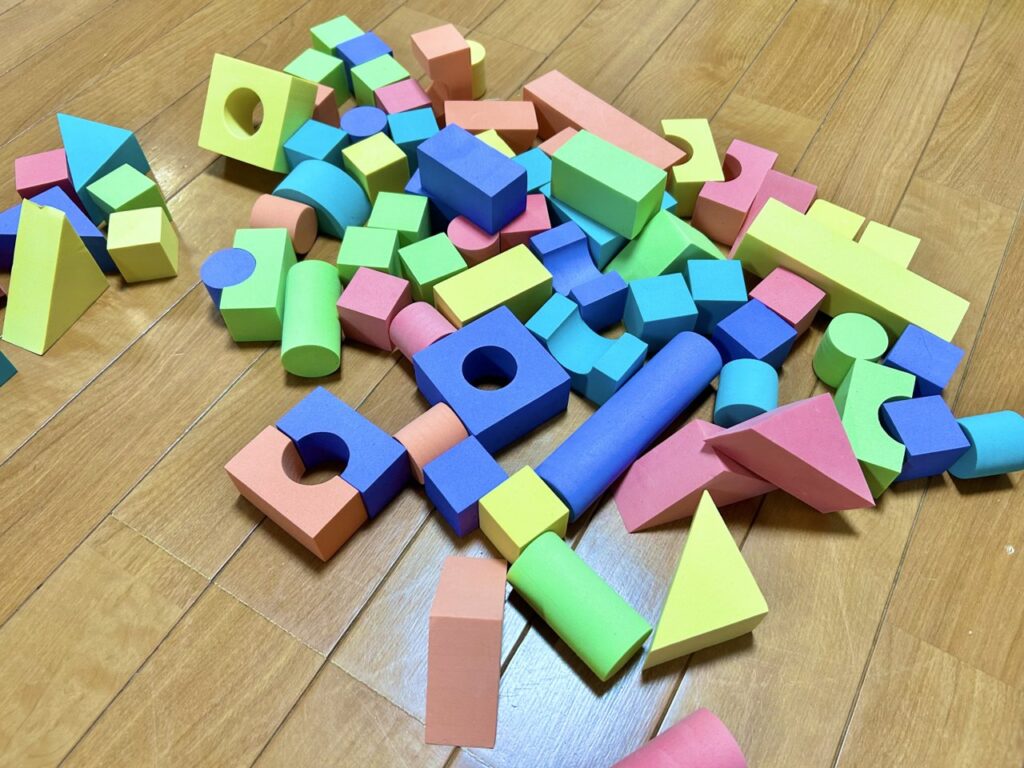 床に散らばったカラフルな積み木(写真AC)