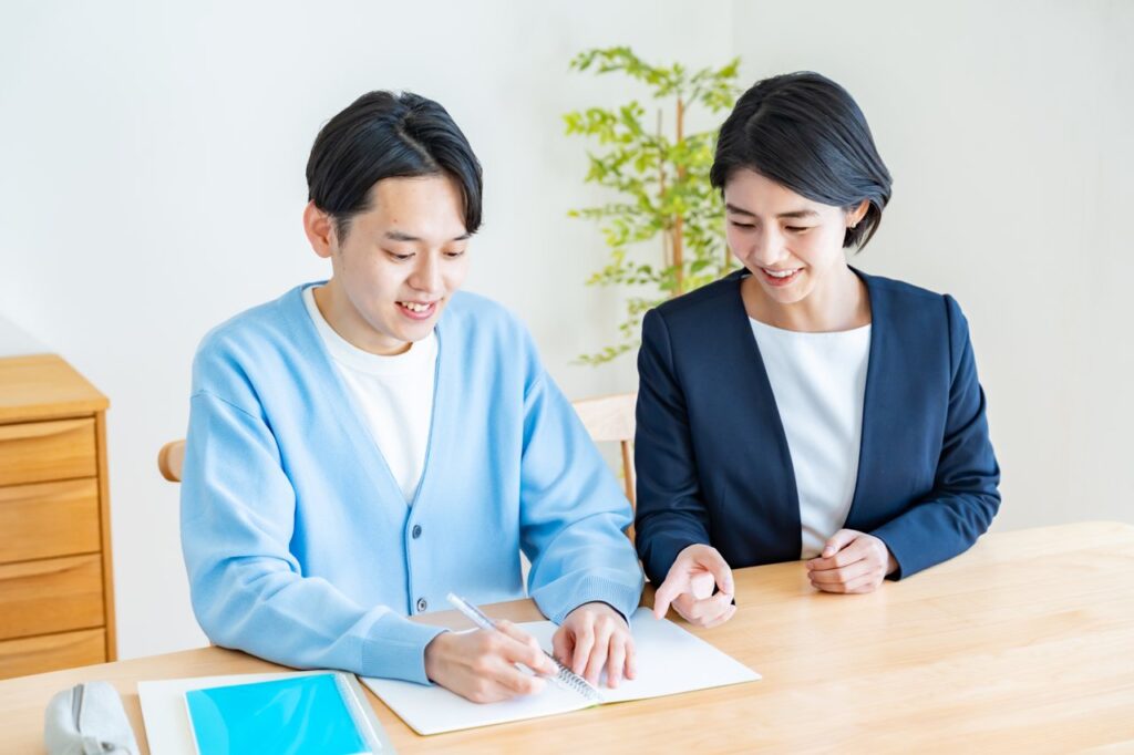 勉強を教える女性（写真AC）