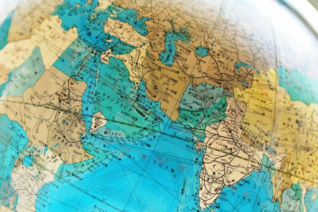 世界地図と地球儀（写真AC）